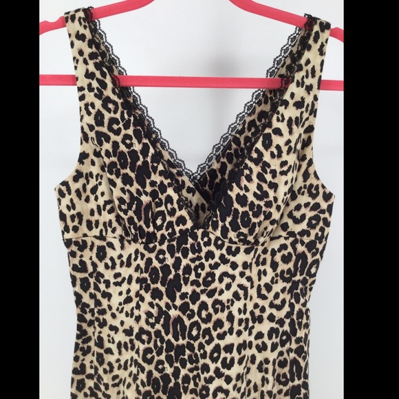 bebe (Sm) Leopard print ,v-neck empire waist dress - Picture 2 of 7